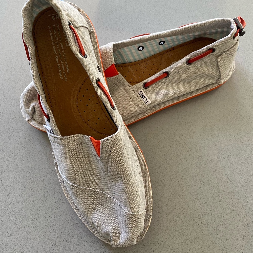 TOMS Shoe, size 8, new (no box)